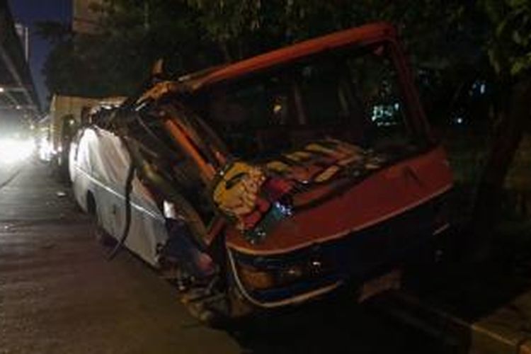 Mobil Metromini 47 yang ringsek setelah menabrak tiga siswi pelajar SMP di jalur dekat Halte Busway Layur Rawamangun, Jakarta Timur. Selasa (23/7/2013).