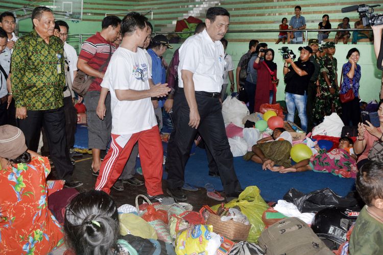 Menko Kemaritiman Luhut Binsar Panjaitan (kanan) didampingi Bupati Klungkung I Nyoman Suwirta (ketiga kiri) meninjau pengungsi letusan Gunung Agung di GOR Suweca, Klungkung, Bali, Minggu (24/9/2017). Kunjungan tersebut dilakukan untuk memastikan sarana fasilitas di lokasi penampungan pengungsi layak dan memadai sekaligus memantau perkembangan aktivitas vulkanik Gunung Agung yang berstatus awas. ANTARA FOTO/Fikri Yusuf/ama/17