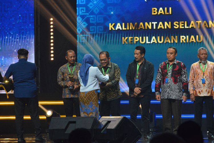 Kepala Bidang Pembinaan Sekolah Menengah Atas (SMA) Dinas Pendidikan dan Kebudayaan Kalimantan Selatan (Kalsel) 
Daryatno menerima penghargaan dalam Anugerah Merdeka Belajar (AMB) 2024 di Plenary Hall Jakarta Convention Center (JCC), Jumat (5/7/2024).
