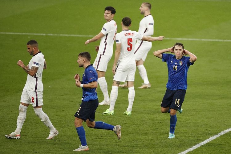 Gelandang Italia Federico Chiesa (kanan) bereaksi usai peluang yang hilang dalam pertandingan final Euro 2020 antara Italia vs Inggris di Stadion Wembley di London pada 12 Juli 2021.