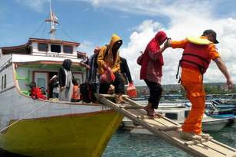 Para penumpang kapal yang mengalami mati mesin di perairan laut Buton berhasil dievakuasi tim SAR Bau-Bau. Foto dokumentasi SAR Kendari