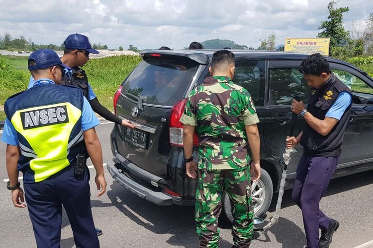 Petugas memeriksa kendaraan yang masuk bandara Depati Amir, Pangkal Pinang, Selasa (4/6/2019).