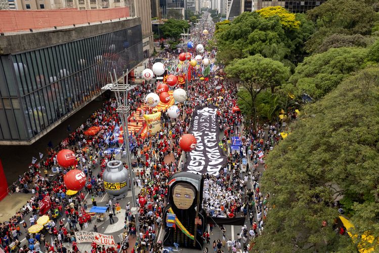 Para demosntran di Sao Paulo, Brasil, pada Seabtu (2/10/2021) menuntut agar Presiden Brasil Jair Bolsonaro dimakzulkan karena penanganan pemerintahnya terhadap pandemi dan tuduhan korupsi dalam pembelian vaksin Covid-19. 