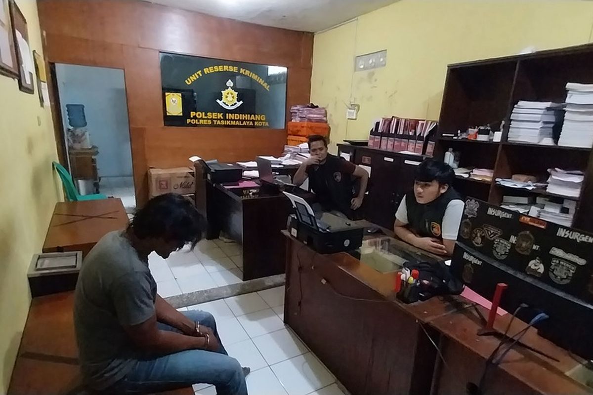 Preman kampung di Tasikmalaya, Jawa Barat, ditangkap petugas Polsek Indihiang, Polresta Tasikmalaya, Jawa Barat, usai menganiaya mantan adik iparnya pakai batu, Jumat (11/8/2023).