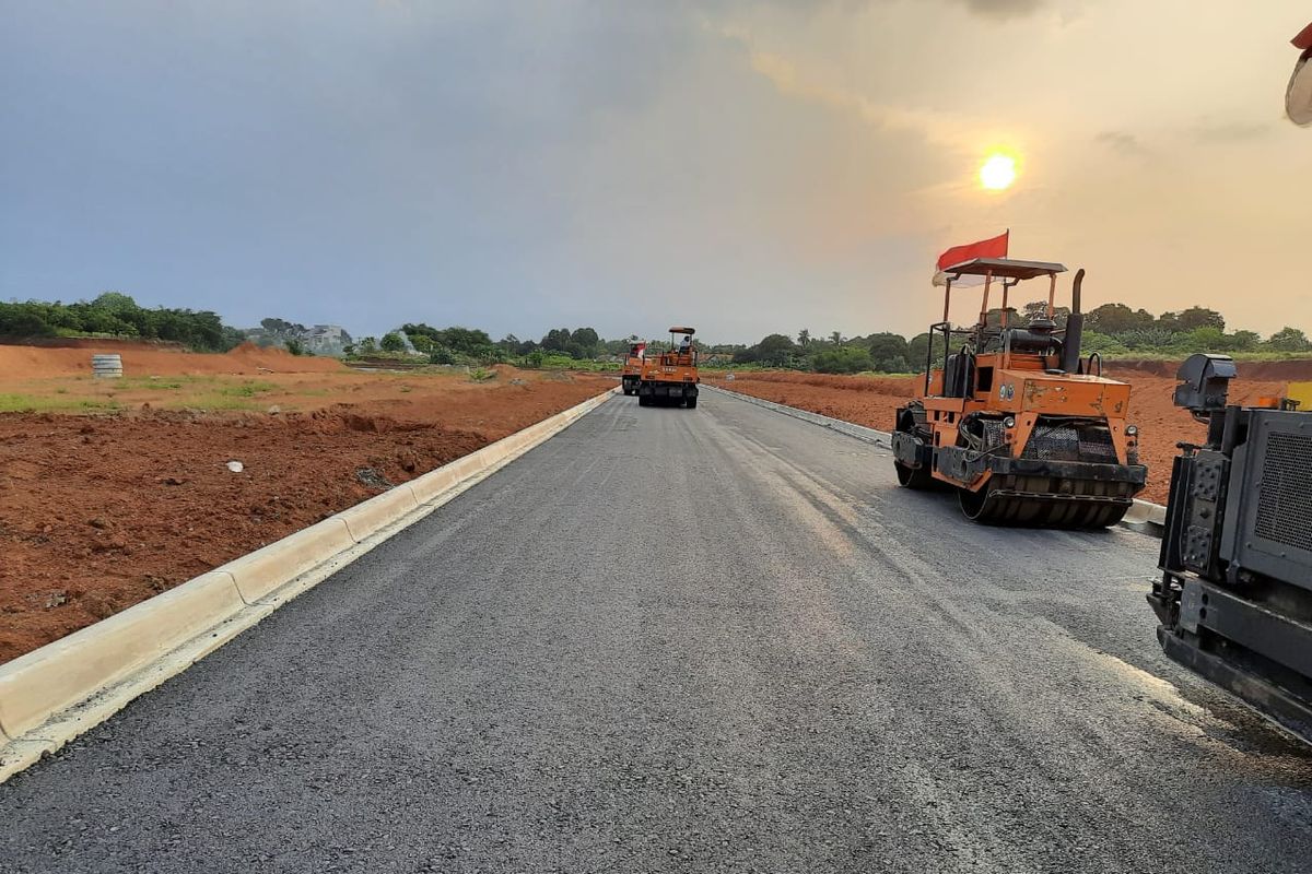 Aspal plastik diaplikasikan di ruas jalan kawasan Kota Mandiri BSD City, Serpong, Tangerang Selatan, Banten