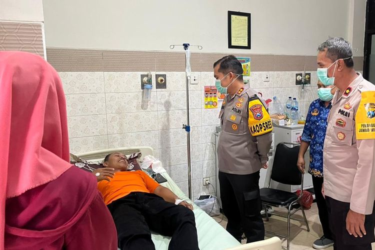 Kapolres Nganjuk, AKBP Muhammad, saat menjenguk Panwaslu Desa Wengkal, Kecamatan Rejoso, Joko Triwanto (53), di RSD Nganjuk, Sabtu (17/02/2024). Doc: Humas Polres Nganjuk