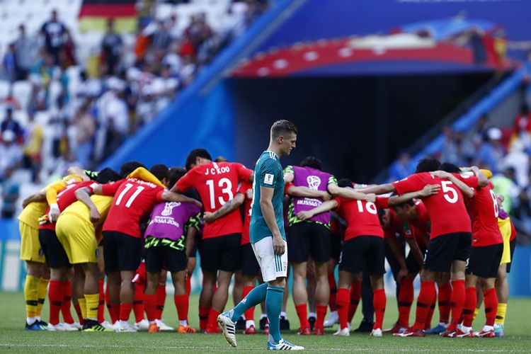 Pemain Jerman Toni Kroos (tengah) nampak lesu sementara di latar belakang para pemain Korea Selatan merayakan kemenangan dalam laga penyisihan Grup F Piala Dunia 2018 di Kazan Arena, Kazan, Rabu (27/6/2018). Sang juara bertahan Jerman terdepak dari ajang Piala Dunia usai ditaklukkan Korea Selatan dengan skor 2-0.