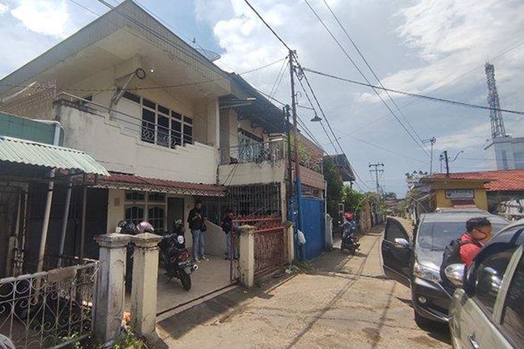 Polisi menutup rumah yang dijadikan kantor pinjaman online di Gang Syukur 1, Jalan Veteran, Kecamatan Pontianak Selatan, Kota Pontianak, Kalimantan Barat, Sabtu 16 Oktober 2021. Setidaknya ada 14 orang yang diamankan di kantor tersebut untuk dilakukan pemeriksaan oleh Polda Kalimantan Barat.