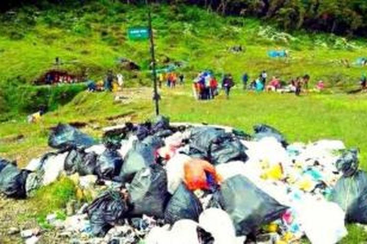 Tumpukan sampah di Lembah Suryakencana, Gunung Gede, Jawa Barat, Minggu (5/4/2015).