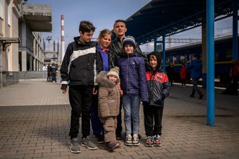 Cerita Pelarian Keluarga Ukraina dari Mariupol, Jalan Kaki Nyaris Sejauh Jarak Jakarta-Subang