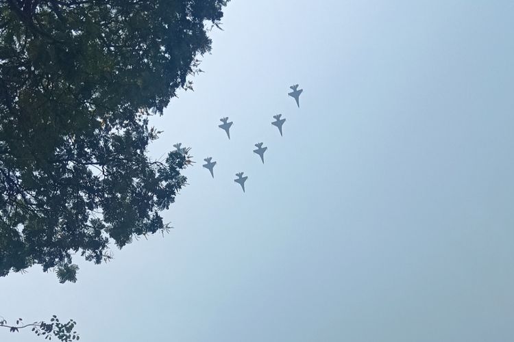 Aksi flypass pesawat tempur TNI AU melintas di atas Istana Merdeka, mengakhiri rangkaian upacara peringatan HUT ke-78 Kemerdekaan RI, Kamis (17/8/2023).