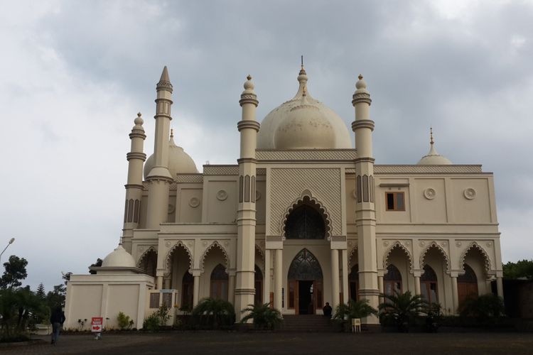 Masjid Salman Al Farizi yang berdiri di Desa Karangwidoro, Kecamatan Dau, Kabupaten Malang, Kamis (24/5/2018). Arsitektur bangunannya yang mirip dengan Taj Mahal yang ada di India membuat masjid itu disebut Masjid Taj Mahal.