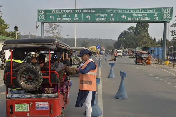 Petugas India memeriksa wisatawan yang datang dari Nepal ke India terkait antisipasi penyebaran virus Corona, di perbatasan India-Nepal, sekitar 32 km dari Siliguri, Sabtu (26/1/2020). Hingga saat ini, sudah 12 negara di berbagai belahan Bumi yang positif mengumumkan terdampak virus corona yang dilaporkan sudah menjangkiti 1.300 orang dan membunuh 41 orang di China.