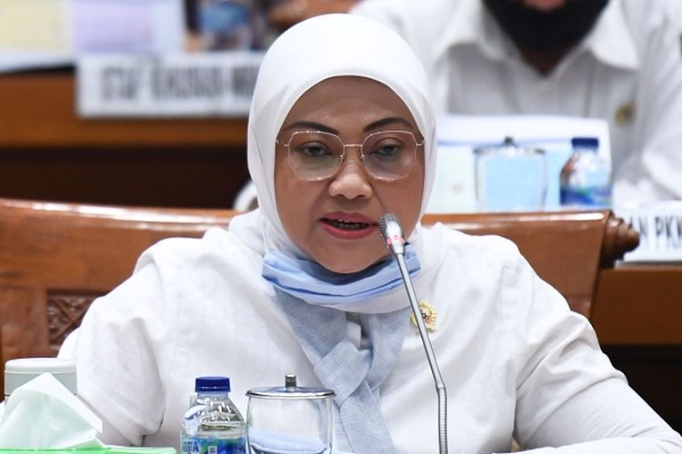 Manpower Minister Ida Fauziyah delivers her speech during a meeting with the House of Representatives.  