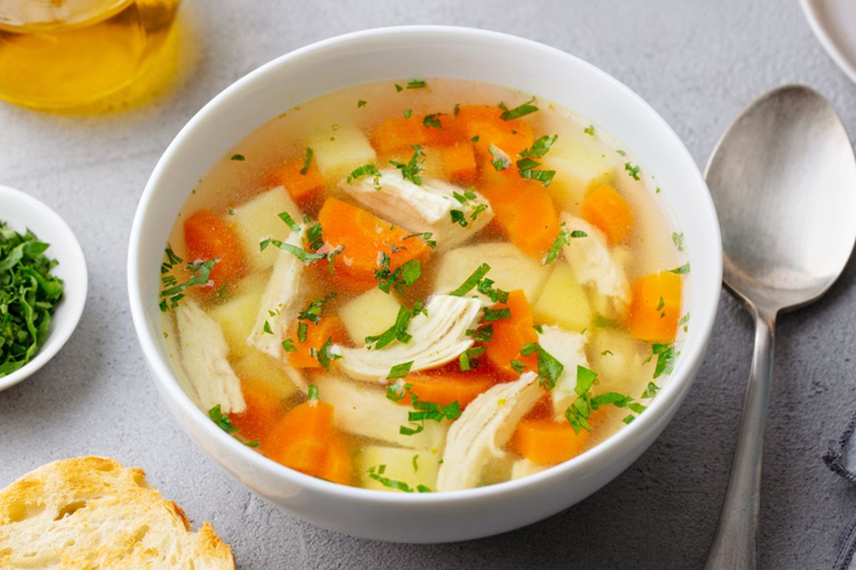 Semangkuk sup ayam dengan sayuran. 