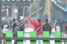 Massa Bakar Kantor Bupati Waropen, Polisi Lepaskan Tembakan Peringatan