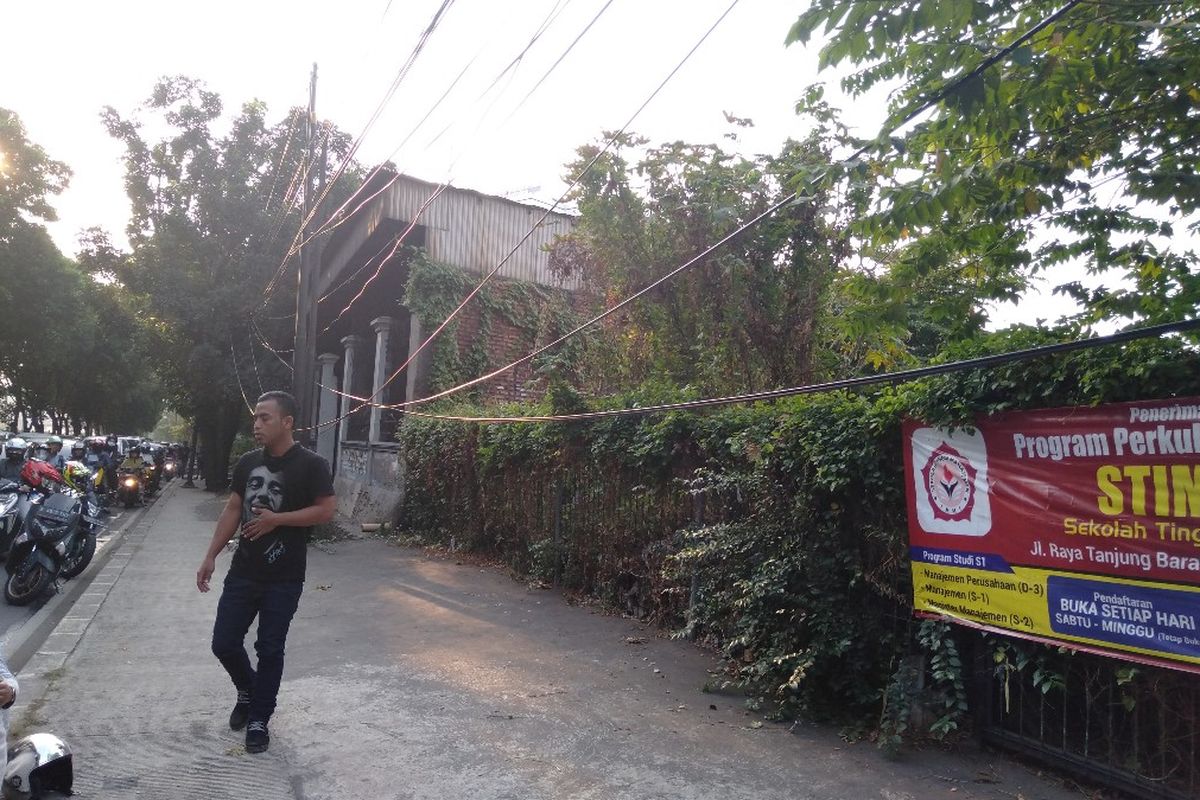 kabel bergantung terlalu rendah di Jalan TB Simatupang, Jakarta Selatan, Kamis (1/8/2019)