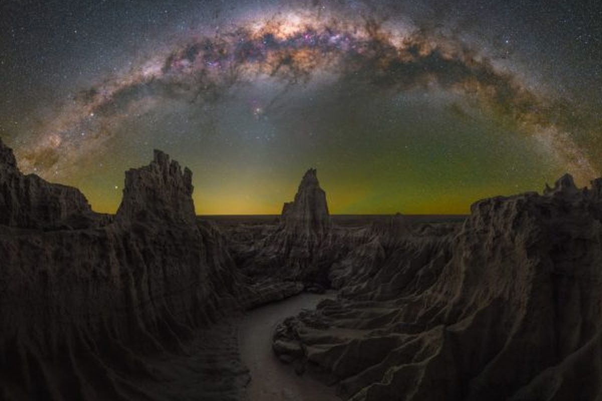 Gambar Bima Sakti yang diabadikan oleh Daniel Thomas Gum di Mungo, NSW, Australia. 