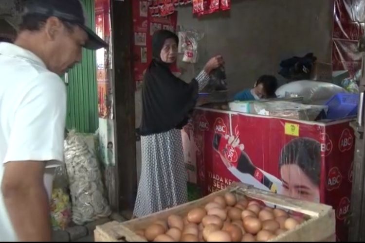 Harga telur ayam ras di Pasar Pagi Kota Tegal, Jawa Tengah terus mengalami kenaikan dalam sepekan terakhir hingga tembus Rp 31.000 per kg, Rabu (24/8/2022)