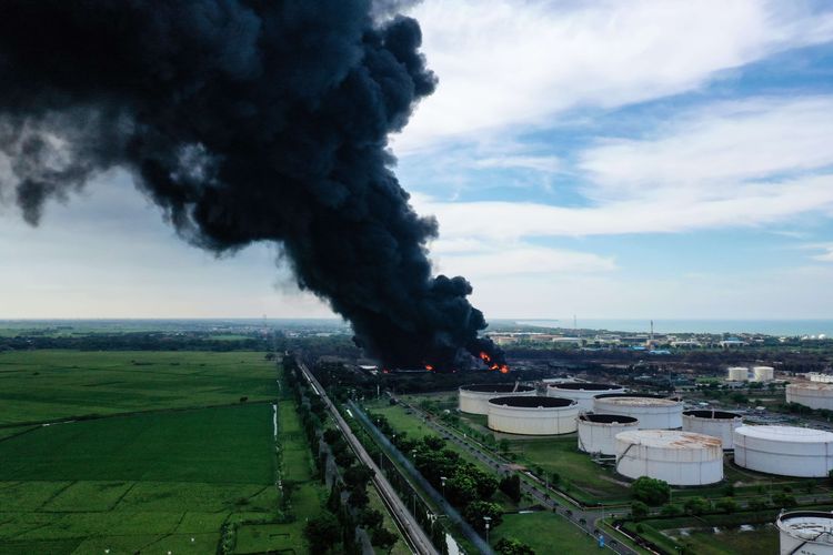 Kebakaran kilang minyak milik Pertamina RU VI di Balongan, Indramayu, Jawa Barat, Senin (29/3/2021).  Tangki di kilang minyak milik Pertamina ini terbakar pada Senin, pukul 00.45 WIB.