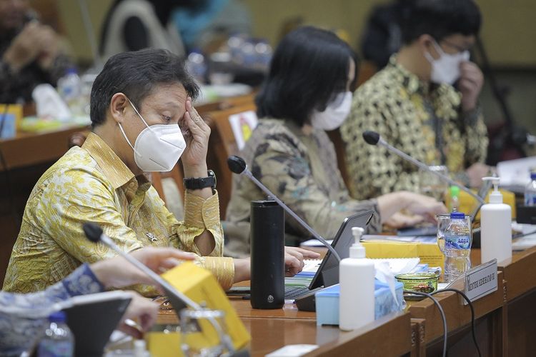 Menteri Kesehatan Budi Gunadi Sadikin (kiri) mengikuti rapat kerja dengan Komisi IX DPR di Kompleks Parlemen, Senayan, Jakarta, Selasa (25/1/2022). Rapat tersebut membahasa penjelasan terkait perkembangan peninjauan manfaat jaminan kesehatan sesuai Kebutuhan Dasar Kesehatan (KDK) dan kelas rawat inap standar. ANTARA FOTO/Dhemas Reviyanto/rwa.