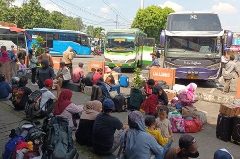 Membeludaknya Pemudik di Kampung Rambutan, Calon Penumpang Sampai Mengemper di Terminal