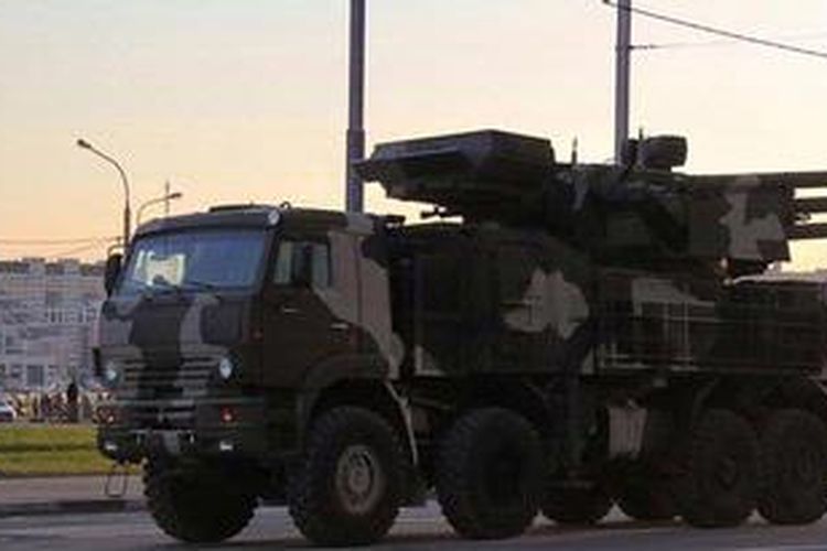 Sebuah rudal darat-ke-udara jarak menengah Pantsir-S1 buatan Rusia dan sistem senjata artileri anti-pesawat.