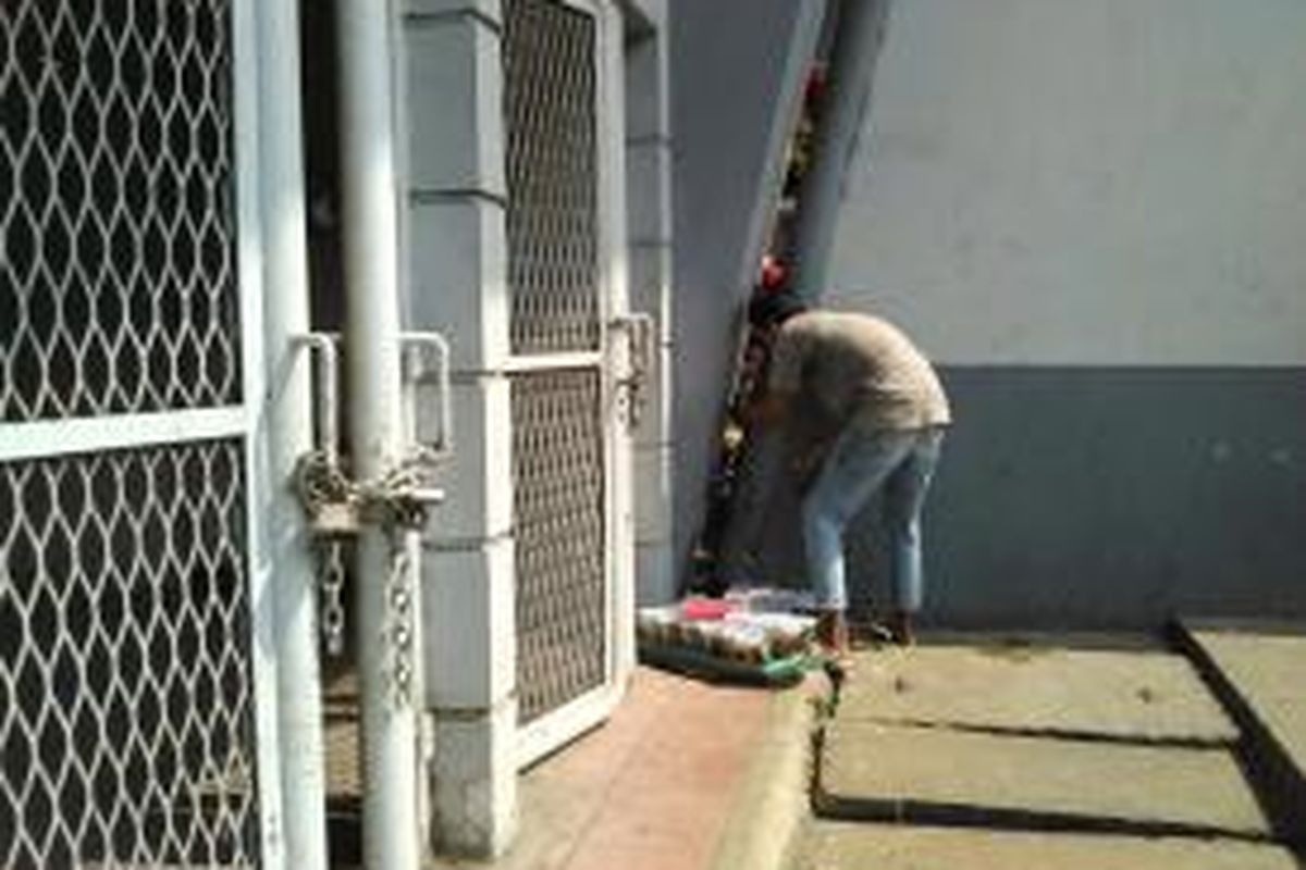 Pedagang selundupkan minuman di stadion Gelora Bung Karno, Jakarta, saat laga Persija vs Persib, Minggu (10/8/2014).