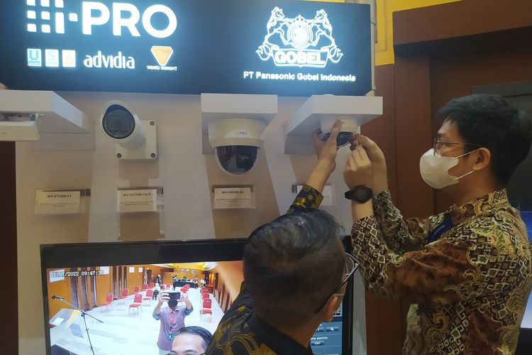 Product Marketing i-PRO Indonesia Idi Putranto (kiri) dan Sales Engineer i-PRO Indonesia Andyko memerhatikan instalasi enam kamera CCTV i-PRO pada peluncuran di Jakarta, Kamis (21/7/2022).

Keenam varian itu adalah WV-S8544L, WV-S4576L, WV-S71300-F3, WV-S15700-V2LN, WV-U65302-Z2, dan M-46-FW.

M-46-FW adalah seri Advidia beresolusi 4MP yang hadir pada kelas entry level. 