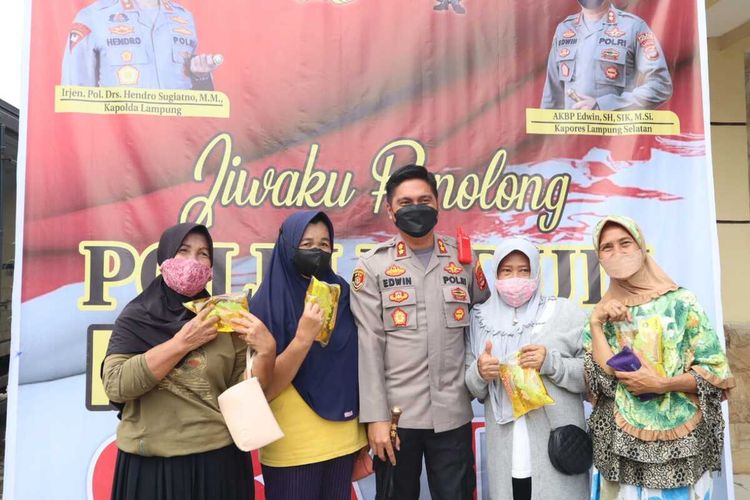 Polisi merayu warga dengan minyak goreng agar mau divaksin. Bagi warga yang sudah divaksin mendapatkan minyak goreng gratis.