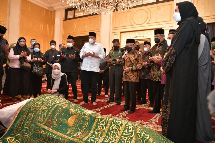 Wakil Presiden Ma'ruf Amin melayat ke rumah ibunda pengusaha Chairul Tanjung di Jalan Teuku Umar, Jakarta Pusat, Rabu (5/1/2022).