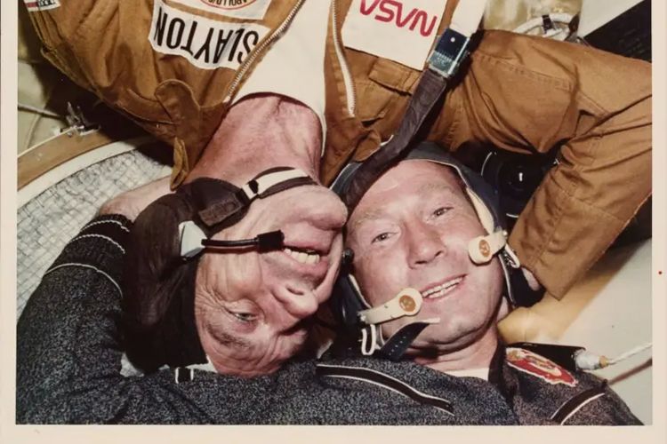 Apollo-Soyuz: Momen Bersejarah Astronaut AS dan Uni Soviet Berjabat ...
