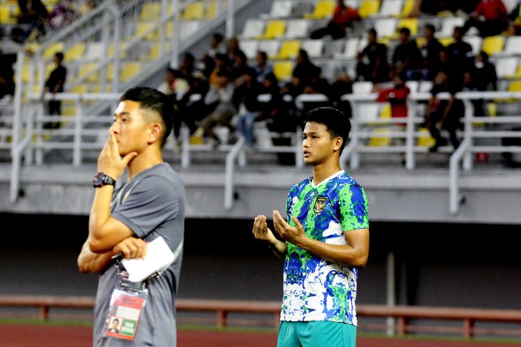 Pemain Timnas Indonesia Hokky Caraka berdoa saat insiden terjadi pada kiper Cahya Supriadi ditengah pertandingan Kualifikasi Piala Asia U20 2023 melawan Hong Kong yang berakhir dengen skor 5-1 di Stadion Gelora Bung Tomo Surabaya, Jumat (16/9/2022) malam. Terkini, Cahya Supriadi dipercaya tampil sebagai starter pada laga terakhir Grup F Kualifikasi Piala Asia U20 2023 kontra Vietnam, Minggu (18/9/2022) malam WIB.