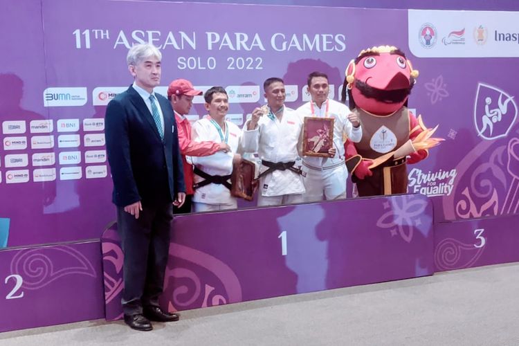 Dua atlet blind judo Indonesia, Agung Gondolimo (ketiga dari kiri) dan Sahrul Sulaiman, yang berlaga di ASEAN Para Games 2022. Sahrul berhasil meraih medali emas, sedangkan Agung meraih medali perak pada pertandingan blind judo yang digelar di Tirtonadi Convention Hall pada Selasa (2/8/2022).