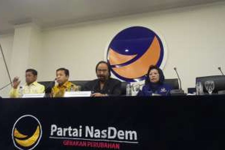 Ketua Umum Partai Nasdem Surya Paloh dan Ketua Umum Partai Golkar Setya Novanto saat memberikan keterangan usai menggelar pertemuan tertutup di Kantor DPP Partai Nasdem, Selasa (17/1/2017). Ada sejumlah poin yang dihasilkan dalam pertemuan tersebut.