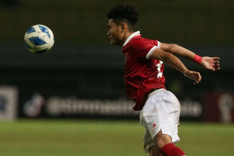 Pemain timnas U19 Indonesia Mikael Alfredo Tata menggiring bola saat bertanding melawan Brunei pada laga lanjutan Grup A Piala AFF U19 2022 yang digelar di Stadion Patriot Candrabhaga, Bekasi, Senin (4/7/2022). Indonesia unggul 7-0 atas Brunei.