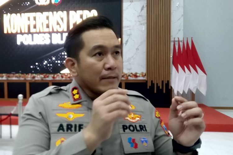 Kapolres Blitar AKBP Arif Fazlurrahman saat berbincang dengan awak media, Jumat (7/11/2025)