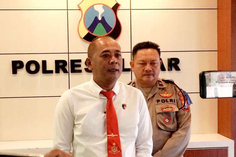 Kasat Reskrim Polres Blitar AKP Momon Suwito Pratomo memberikan keterangan pers, Senin (21/7/2025)