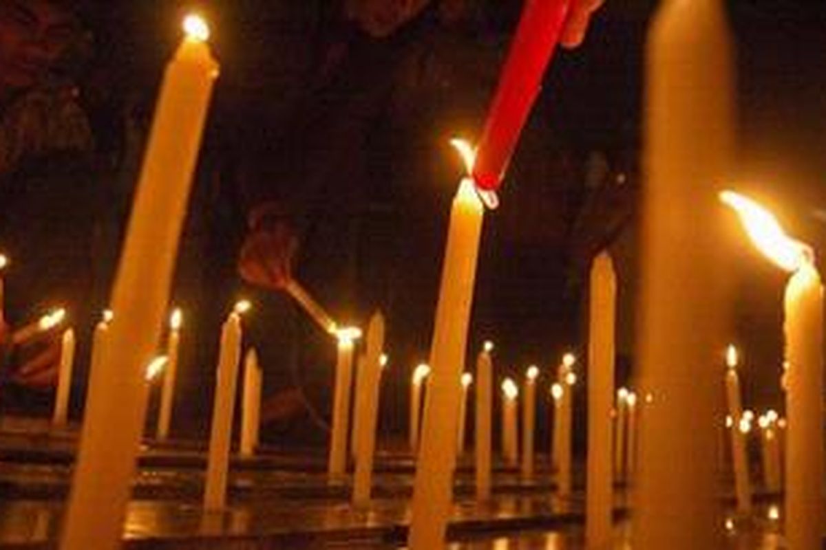 Massa dari Forum Solidaritas Kebebasan Beragama, melangsungkan aksi penyalaan lilin di Bundaran Hotel Indonesia, Jakarta, Kamis (16/9/2010). Ini merupakan aksi solidaritas terhadap tindak kekerasan yang dialami oleh pemuka Gereja Huria Kristen Batak Protestan (HKBP) di Ciketing, Bekasi. Mereka menuntut agar Pemerintah bisa menjamin kebebasan beragama dan menjalankan ibadah di Indonesia. 