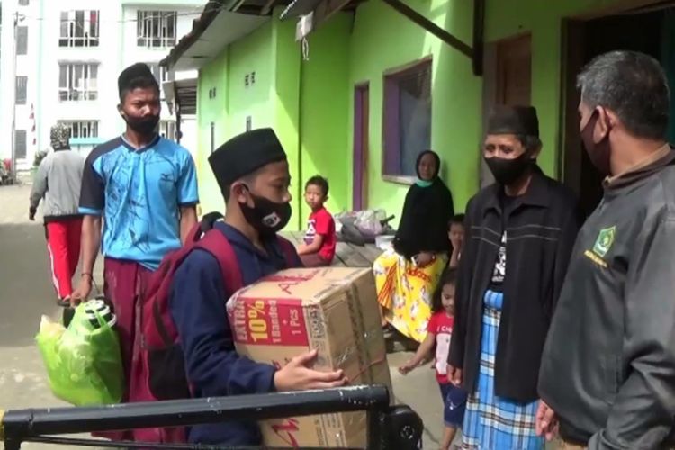 Sejumlah santri di Pondok Pesantren Salafiyah Polewali Mandar, Sulawesi Barat, yang dijemput orangtuanya, Selasa (6/10/2020).