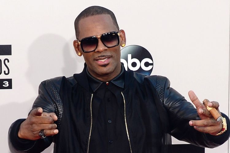 Penyanyi R Kelly tiba di Nokia Theatre, Los Angeles, California, pada 24 November 2013 untuk menghadiri American Music Awards 2013. Pada Senin (23/7/2018), R Kelly merilis lagu berdurasi 19 menit untuk menjawab berbagai tudingan yang dialamatkan kepadanya.