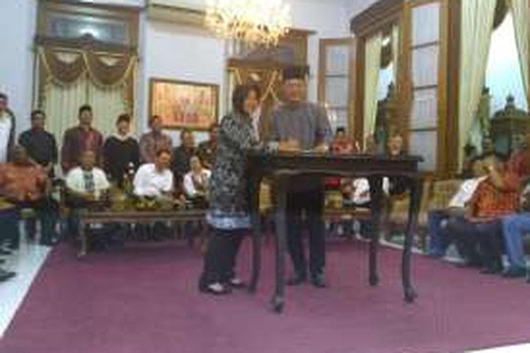 Walikota Surabaya Tri Rismaharini meneken komitmen gotong royong mewakil seluruh kepala daerah PDI-P di Jawa Timur untuk memenangkan pasangan cagub-cawagub PDI-P yang bertarung di Pilkada Serentak 2017, di Blitar, Senin (10/10/2016).