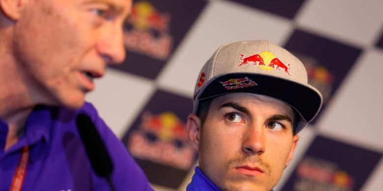 Pebalap asal Spanyol, Maverick Vinales, memperhatikan Managing Director Yamaha Racing Lin Jarvis yang berbicara saat konferensi pers jelang GP Spanyol di Sirkuit Jerez, Kamis (21/4/2016).