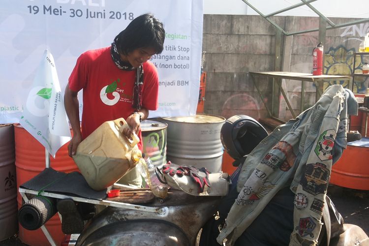 Dimas Bagus Widjanarko saat ditemui di Gudang Sarinah Ekosistem, Pancoran, Jakarta, Sabtu (19/5/2018). Tampak Dimas tengah menuangkan bahan bakakr minyak hasil dari pengolahan sampah plastik ke Vespa Super yang akan digunakannya touring Jakarta-Bali.