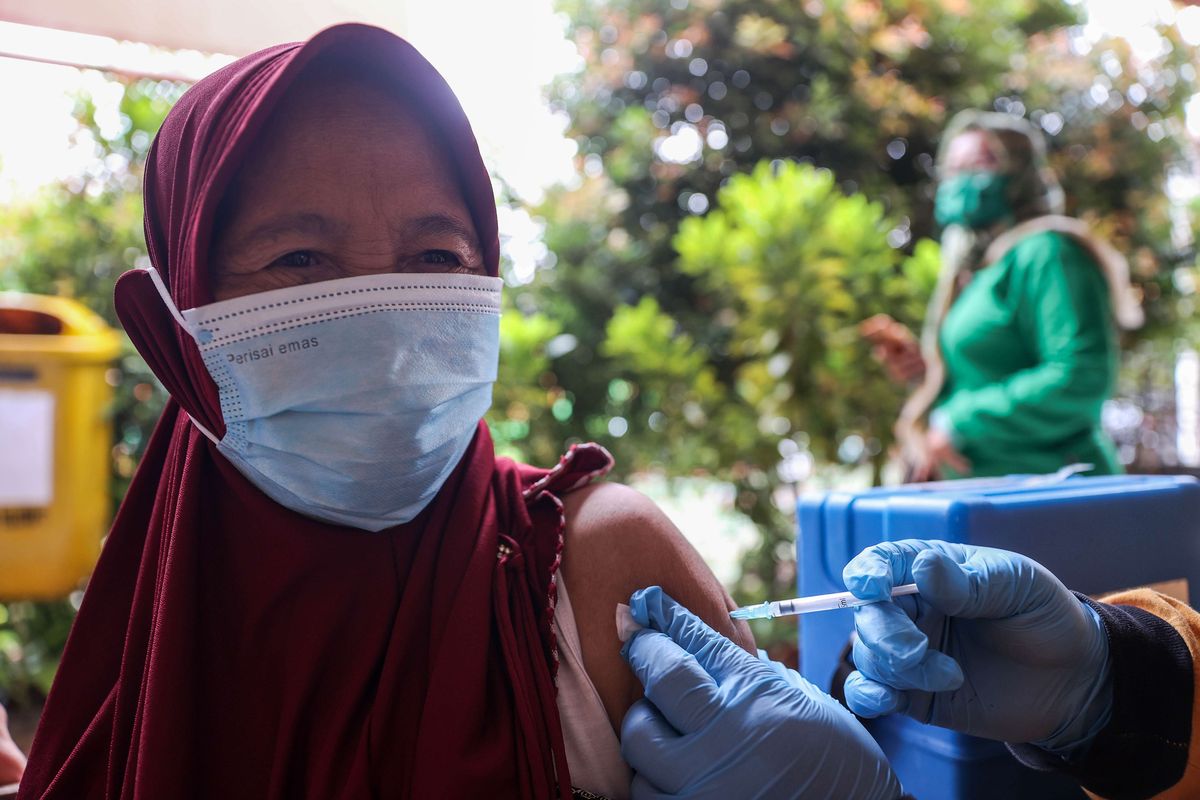 Warga lanjut usia (lansia) saat menerima suntikan vaksin Bio Farma di SDN Grogol Selatan 17 Pagi, Kebayoran Lama, Jakarta Selatan, Selasa (30/3/2021). Sebanyak 156 warga lansia telah terdaftar untuk menerima vaksin Covid-19 tahap pertama di SDN Grogol Selatan 17 Pagi. Sasaran vaksinasi tahap kedua mencapai lebih dari 38 juta orang, terdiri dari 17,4 juta petugas layanan publik dan 21,5 juta orang lansia.