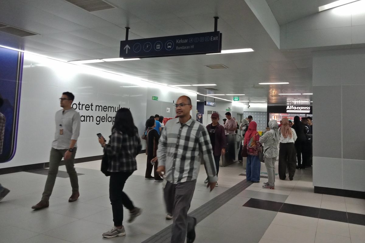 Suasana stasiun MRT Bundaran HI jelang jam makan siang.