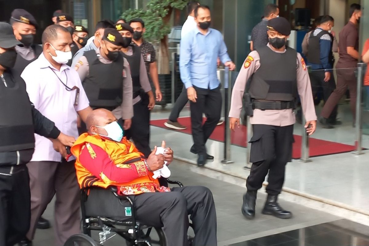 Komisi Pemberantasan Korupsi (KPK) menyatakan bahwa Gubernur Papua Lukas Enembe sudah fit dan siap diperiksa.  Lukas tiba di Gedung Merah Putih KPK, Kamis (12/1/2023) sore, sekitar pukul 17.11 WIB.