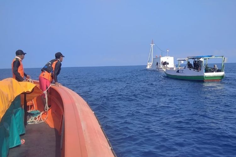 Foto: Tim SAR Gabungan saat menemukan para korban yang mana kapal yang mereka tumpangi ditarik oleh Kapal Motor Cipta Indah.