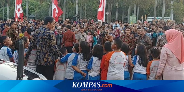 Teriak Minta Sepeda  Anak  anak  SD  Dapat Foto Bareng Jokowi
