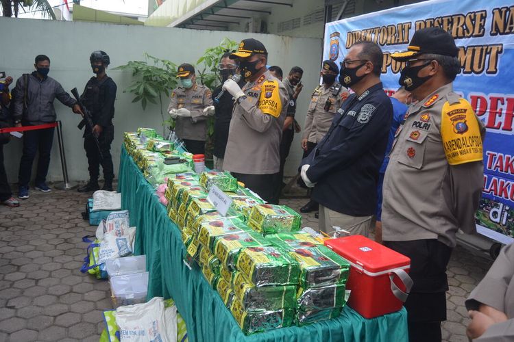 Kapolda Sumut Irjen Martuani Sormin dan Kepala BNN Provinsi Sumut Atrial menunjukkan barang bukti 100 kilogram sabu dan 50.000 butir pil ekstasi.